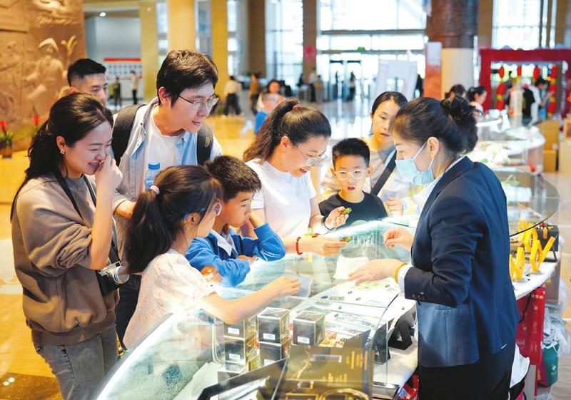 游客在运城博物馆选购文创产品。