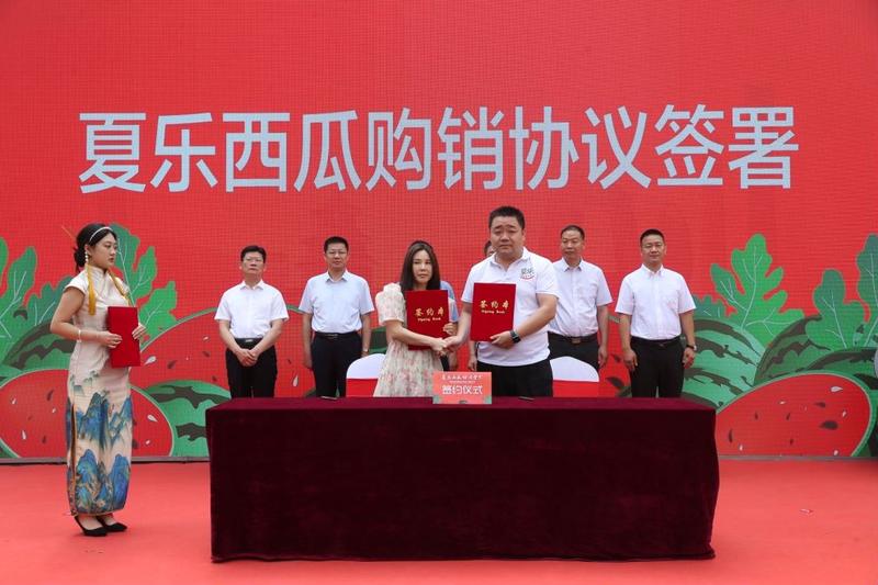 活动现场,青年歌手张璘琪还为现场的观众献唱一首《夏乐西瓜甜》,更是将活动氛围带入高潮,赢得了现场观众的热烈掌声。北京会场与太原会场的相关领导分别在两地触摸启动球,启动“夏乐西瓜 好运晋京”活动并进行夏乐西瓜购销协议签约仪式。夏县会场,则为2024年“夏乐西瓜号”车队首发揭彩。在三地领导及嘉宾的共同见证下,满载西瓜的“夏乐西瓜号”车队在夏县启程驶向全国,作为夏乐西瓜文化的“传播使者”,沿途将继续展示夏乐西瓜文化风采,助力夏乐西瓜故事更加耀眼。