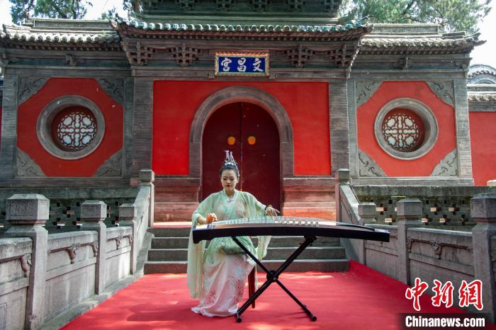 活动期间还开展古琴、茶艺、国风舞蹈等系列国风雅韵活动,让游客们亲身感受中华优秀传统文化的魅力。