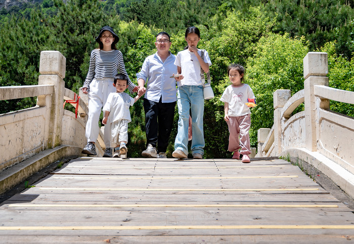 ▲游人走过石拱桥