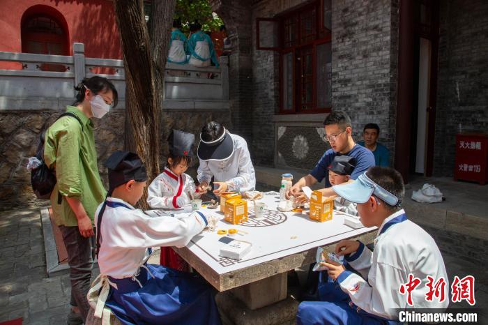 晋祠博物馆文昌宫青少年基地开展“匠心修复延续文明 我是小小修复师”课堂,带领小朋友亲手体验陶器修复的过程。