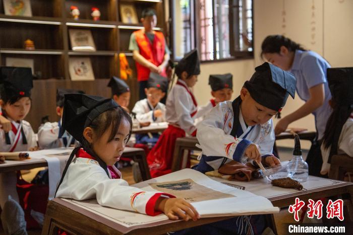 晋祠博物馆文昌宫青少年基地“挂画”课堂,向孩子们讲解挂画的历史由来,制作工艺等。