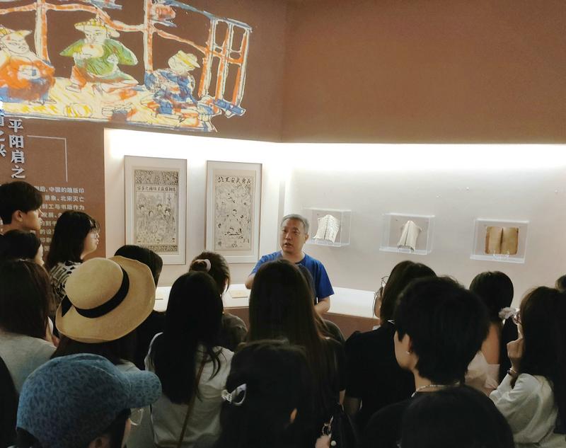 赵国琦为参加研学的大学生讲解平阳木版年画。