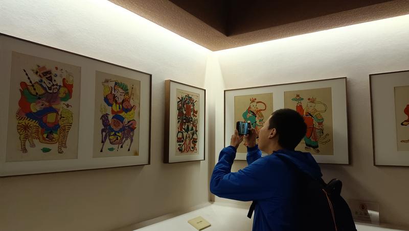 越来越多的年轻人喜欢上传统平阳木版年画。