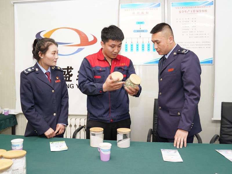 岢岚县税务局工作人员走进岢岚天盛缘玻璃微纤维科技有限公司了解企业生产研发情况