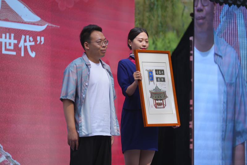 “Z世代”代表秦志臻为活动献上他的手绘作品