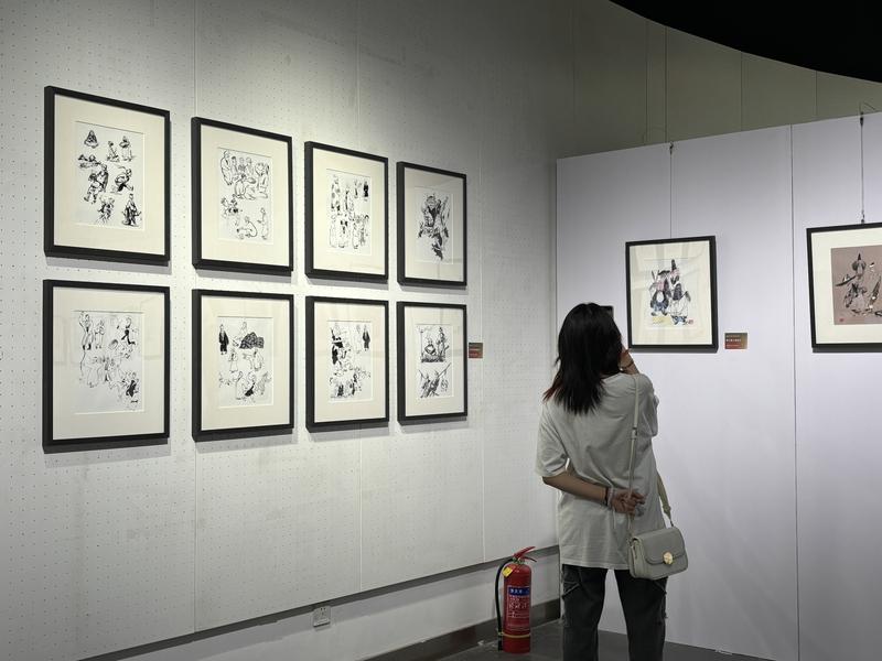 观众在自己喜欢的动画原作前拍照