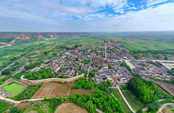蓝天白云下丁村民宅更加迷人。