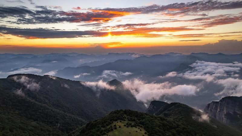 垣曲历山舜王坪晚霞云海的壮美景观。
