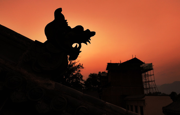 晚霞中古建修复工程人员在古香古色的《黑神话:悟空》取景地之一山西新绛县泽掌镇光村国保单位福胜寺加紧施工