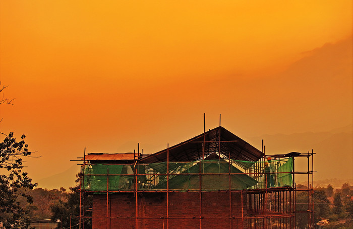 古建修复工程人员在秋老虎陪伴中抓紧施工