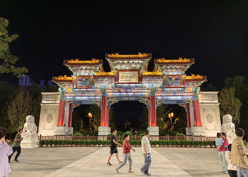 ▲市民从刚改造完成的迎泽公园正门经过