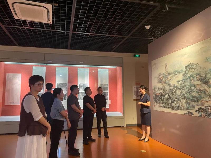 开展首日,讲解员向观众生动介绍中国现存最早的皇家祭祀园林——晋祠 配图1