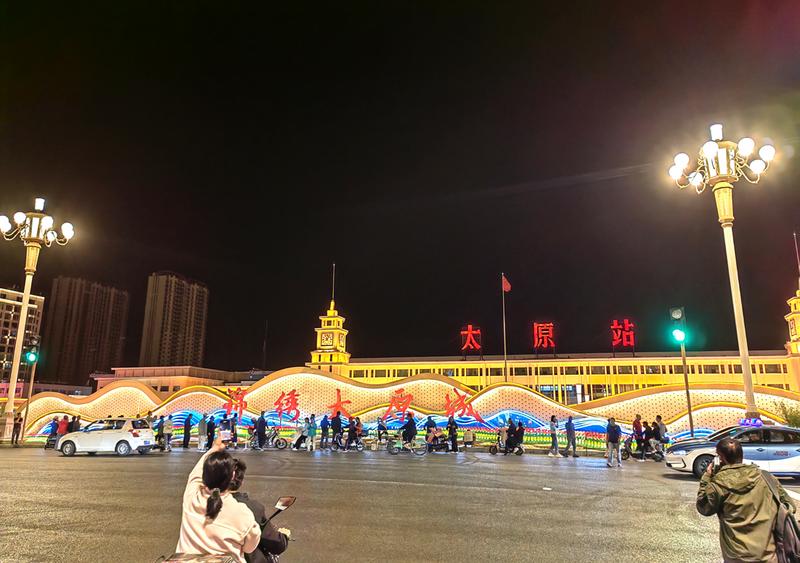 此次迎泽大街维修改造遵循“化繁为简,大美至简”的设计理念,本着“还路于民,增彩固碳”的原则,增建了多处口袋游园,同时更换了路灯,更加方便市民出行。