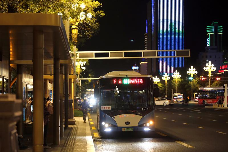 ▲市民在崭新的公交站牌前候车