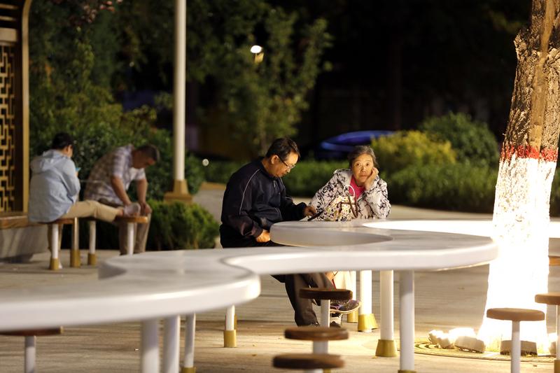 ▲市民在游园歇脚赏美景