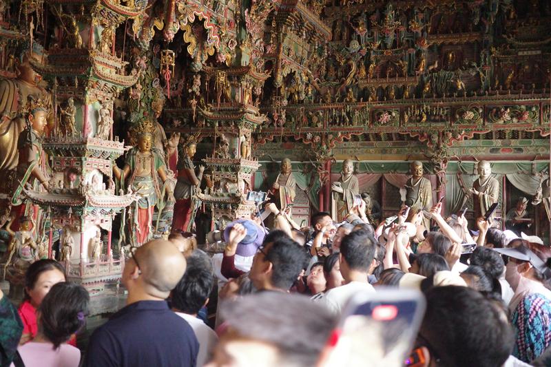 隰县小西天大雄宝殿内,游客济济一堂。