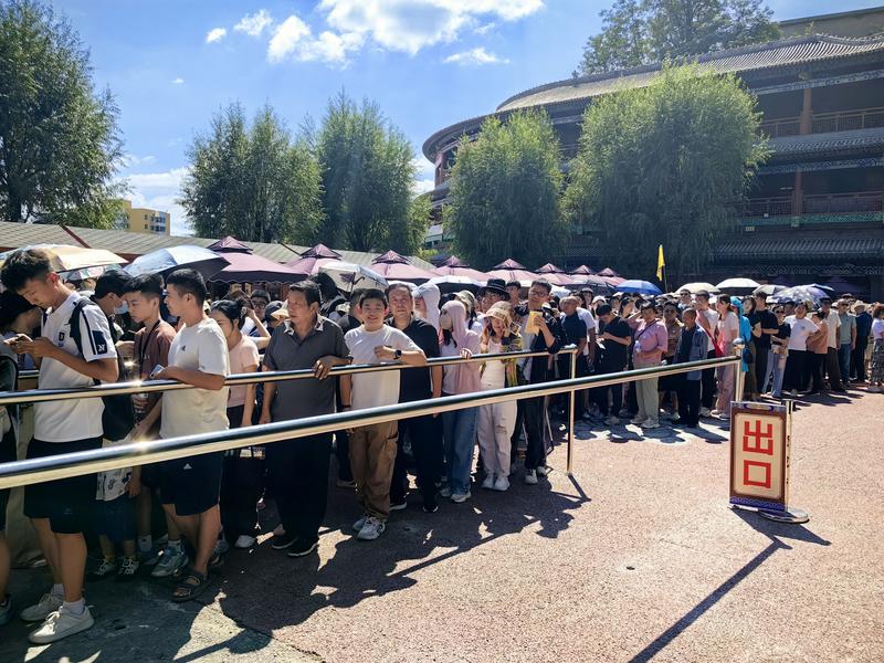 隰县小西天景区,游客们有序排队。