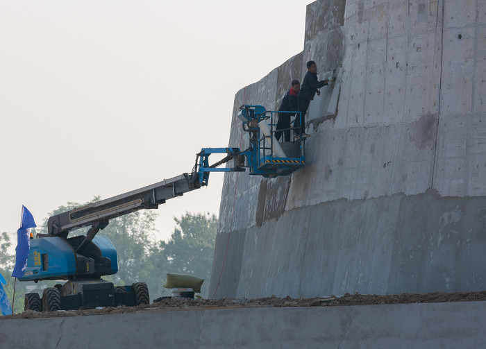 建筑工人正在涂抹墙面。