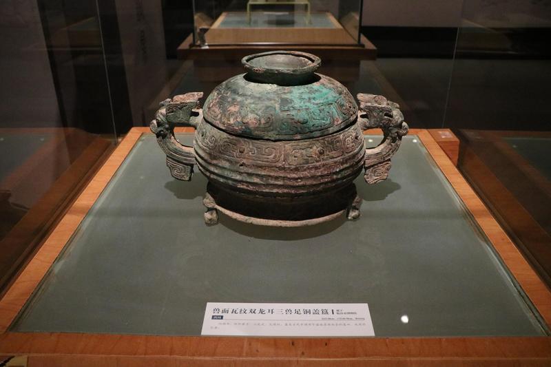 来自临汾市博物馆的兽面瓦纹双龙耳三兽足铜盖簋 配图3