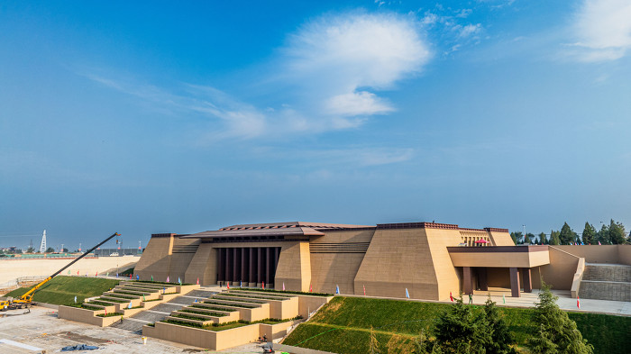 工人忙碌地做着扫尾工作。