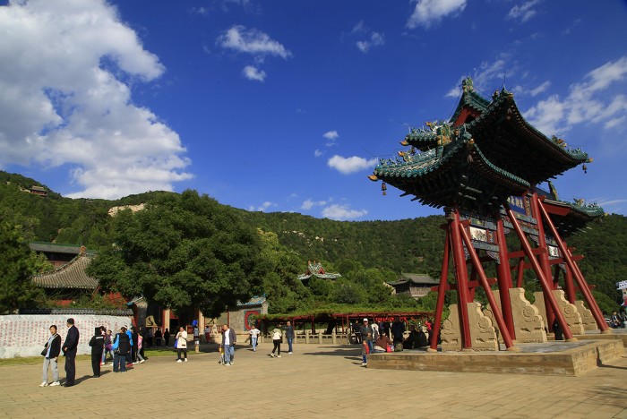 ▲门楼前游客打卡拍照