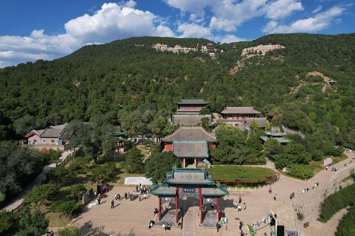 ▲空中俯瞰,斑斓秋色中殿堂楼阁鳞次栉比,古韵悠然