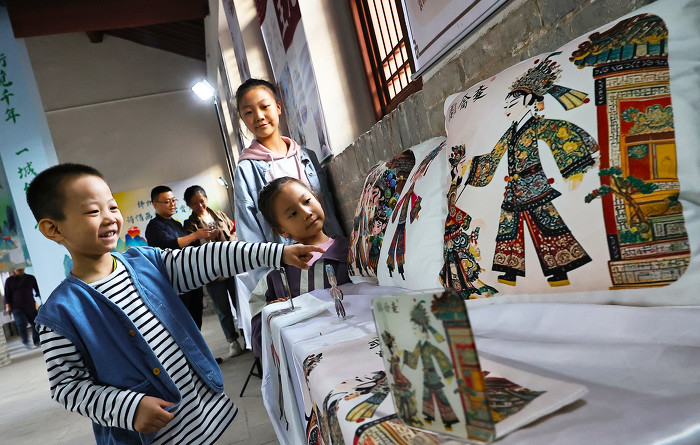 ▲快来看,皮影戏