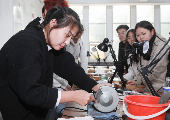 市级非遗传承人赵媛开始教雕刻皮影工具的使用