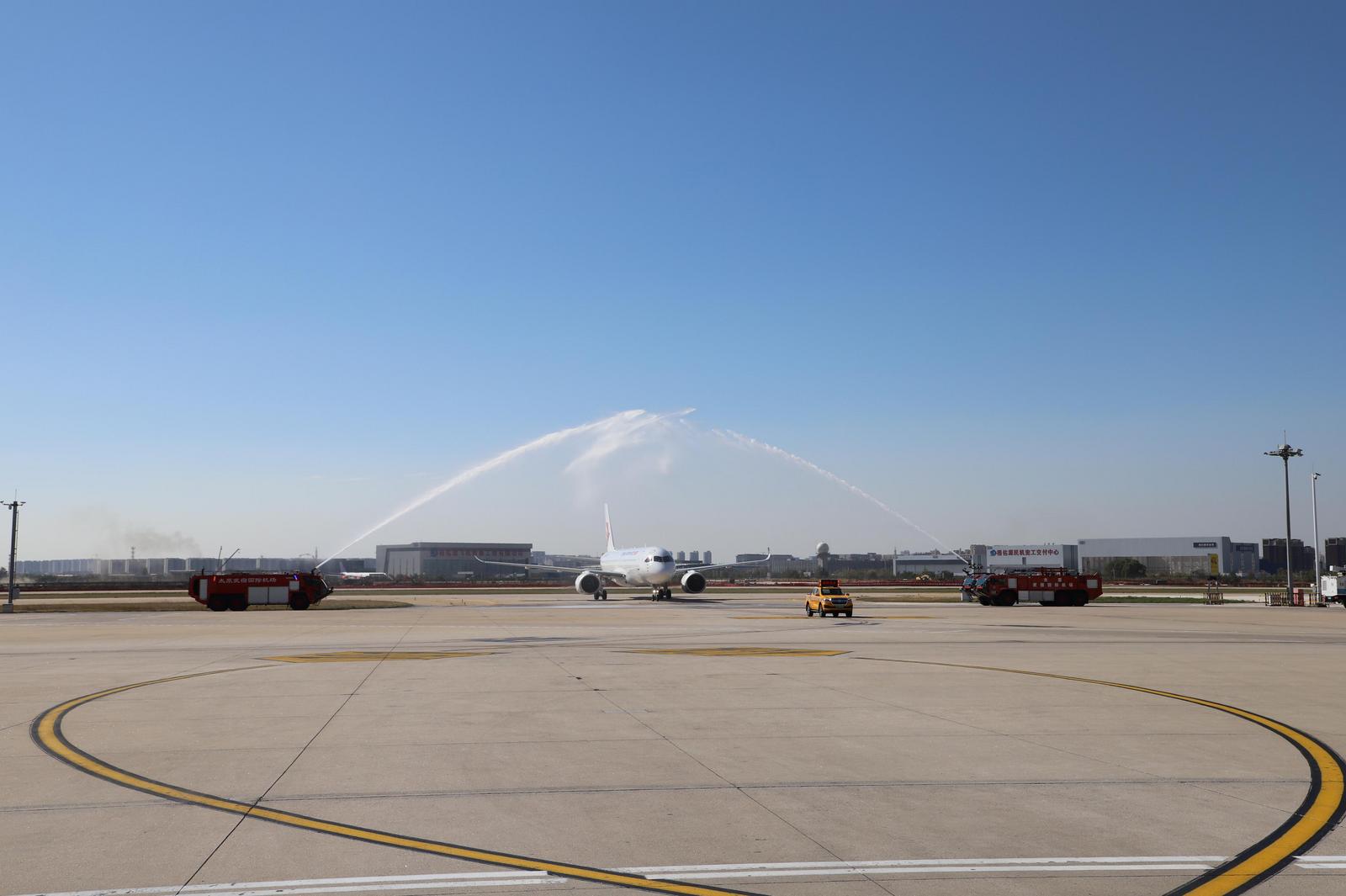 太原武宿国际机场以水门礼迎接C919 配图3