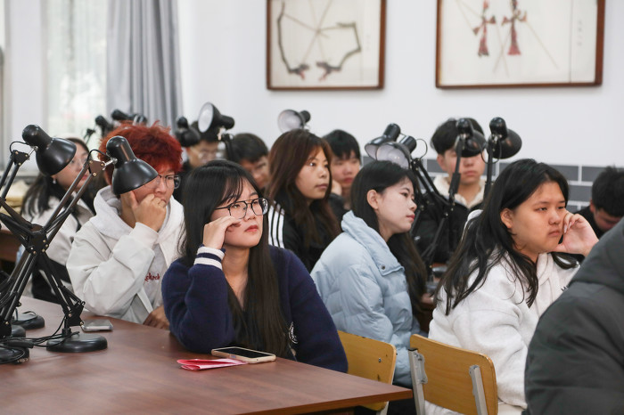 学生们认真观看皮影介绍