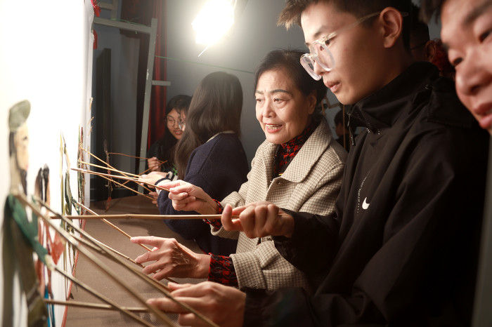 市级非遗传承人程海香教学生掌握皮影操作技巧