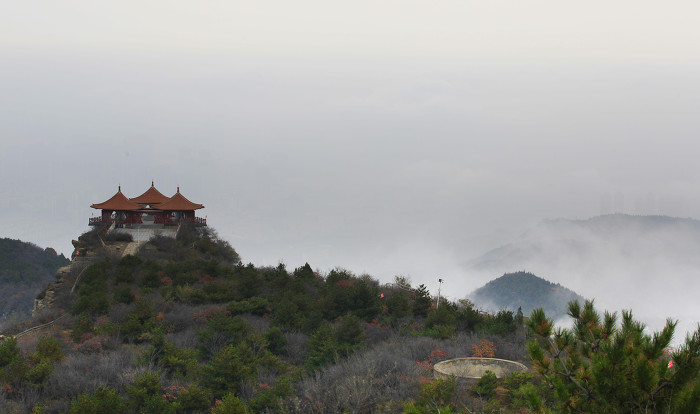 ▲山峰蘑菇亭下云海涌动