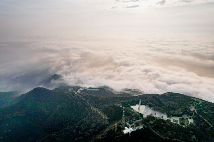 ▲金色的阳光倾洒在云雾上,如梦似幻