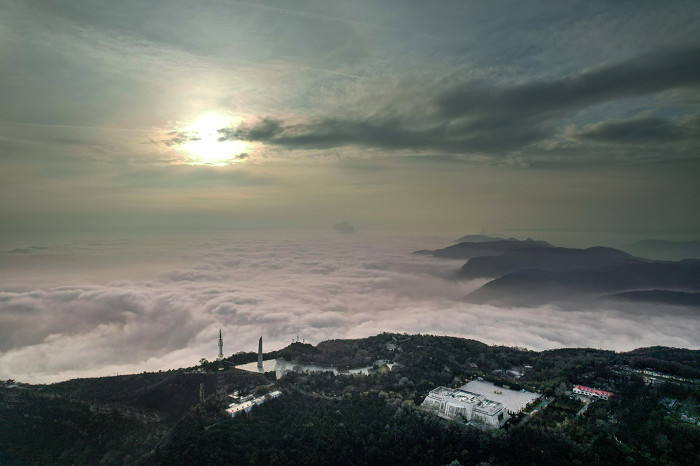 ▲晨曦初破时,阳光穿透云层,将山上的云海映照得绚丽多彩