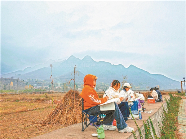 来自晋中学院的学生们在泽城村写生。 新华社记者 王劲玉 摄