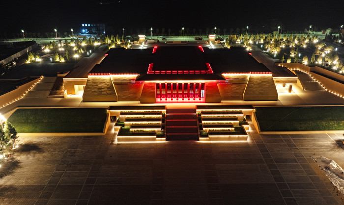 总体布局遵循古典的中轴线与非对称的空间相互融合。