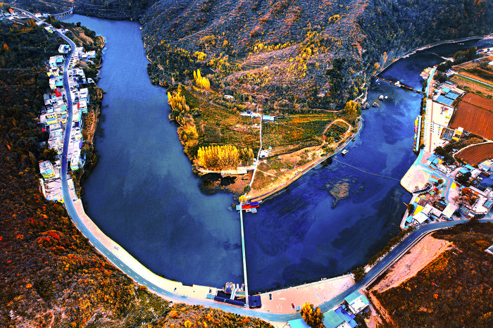 这里山水相依相映,村落点缀其中,形成“景村合一”的独特风光。