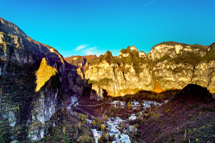 暖暖的金色光芒照耀山崖,武家湾金色一片,