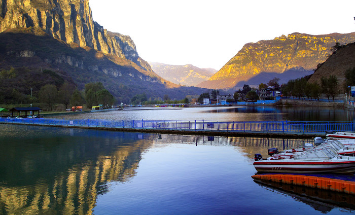 在这里,宽大的水域里 有汽艇、游艇,竹排、供人们游乐嬉戏 是一个夏季纳凉休闲的 地方。