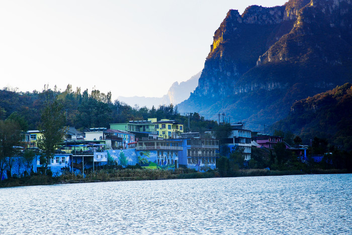 “枕河倚湖,襟山带水”自古便是一个有灵性的地方。依山傍水,堪称秀丽江南