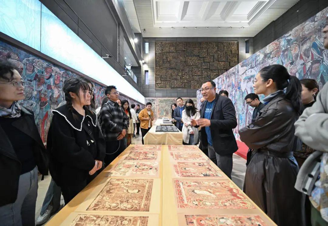 同学们参与展览相关的研学活动 配图3