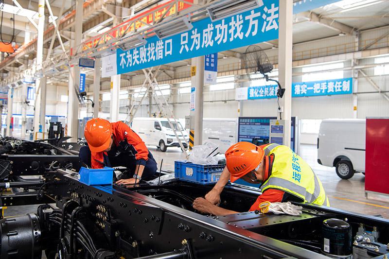 山西新能源汽车工业有限公司(吉利晋中基地)总装车间 杨晨光摄 配图5