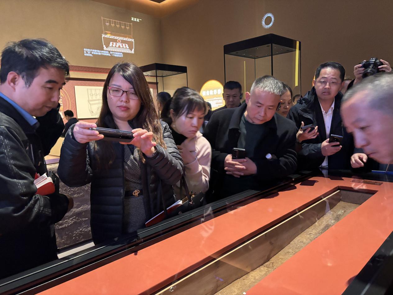 首次公开展出陶寺圭尺备受关注 配图3