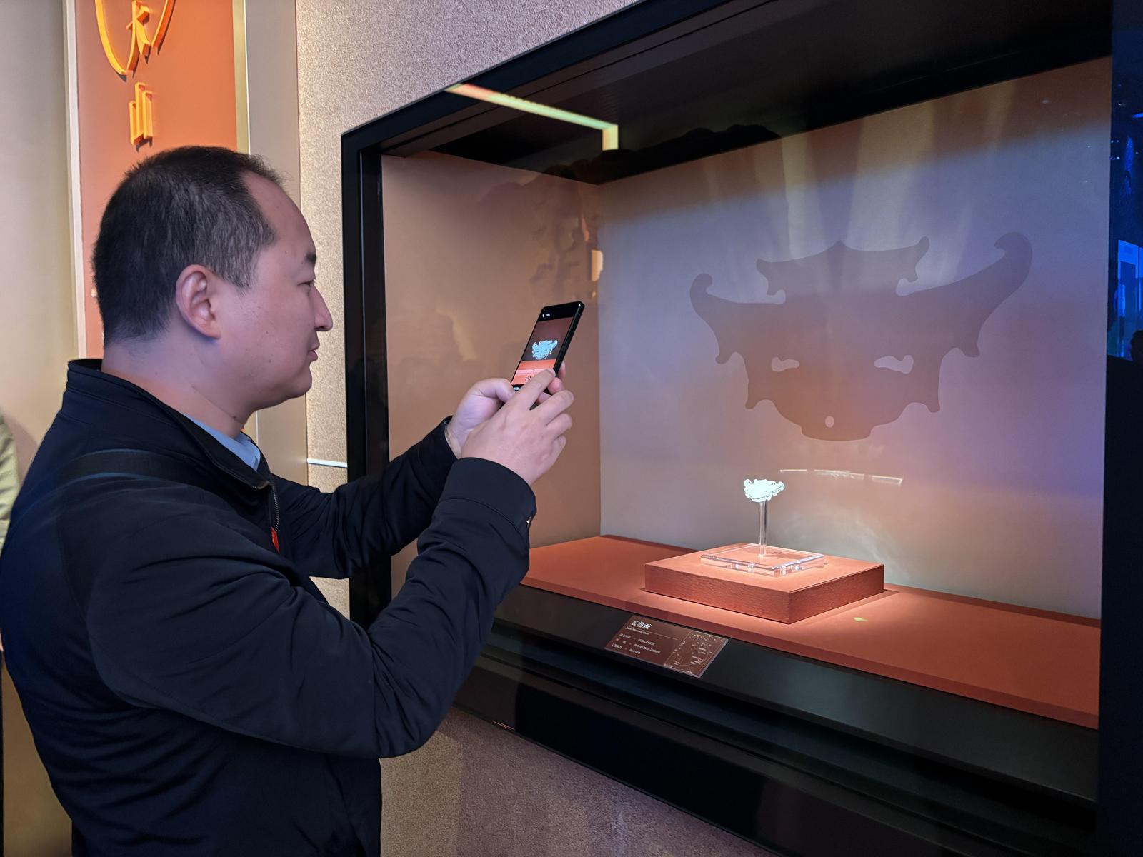 观众拍摄陶寺遗址出土的一级文物玉兽面 配图2