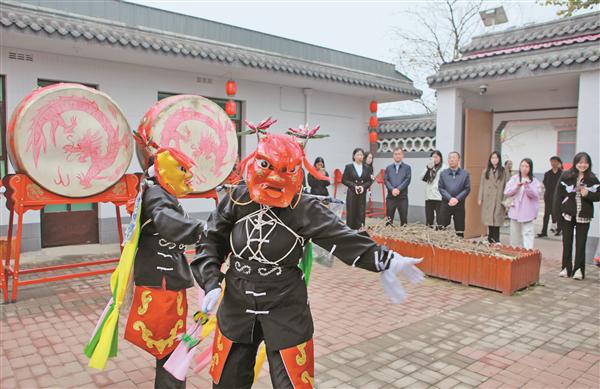 游客在黑水村“非遗小院”观看表演 配图9