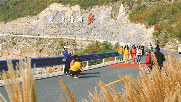 深秋的昔阳县瓮山景区,红叶与秋水相映成趣 配图15