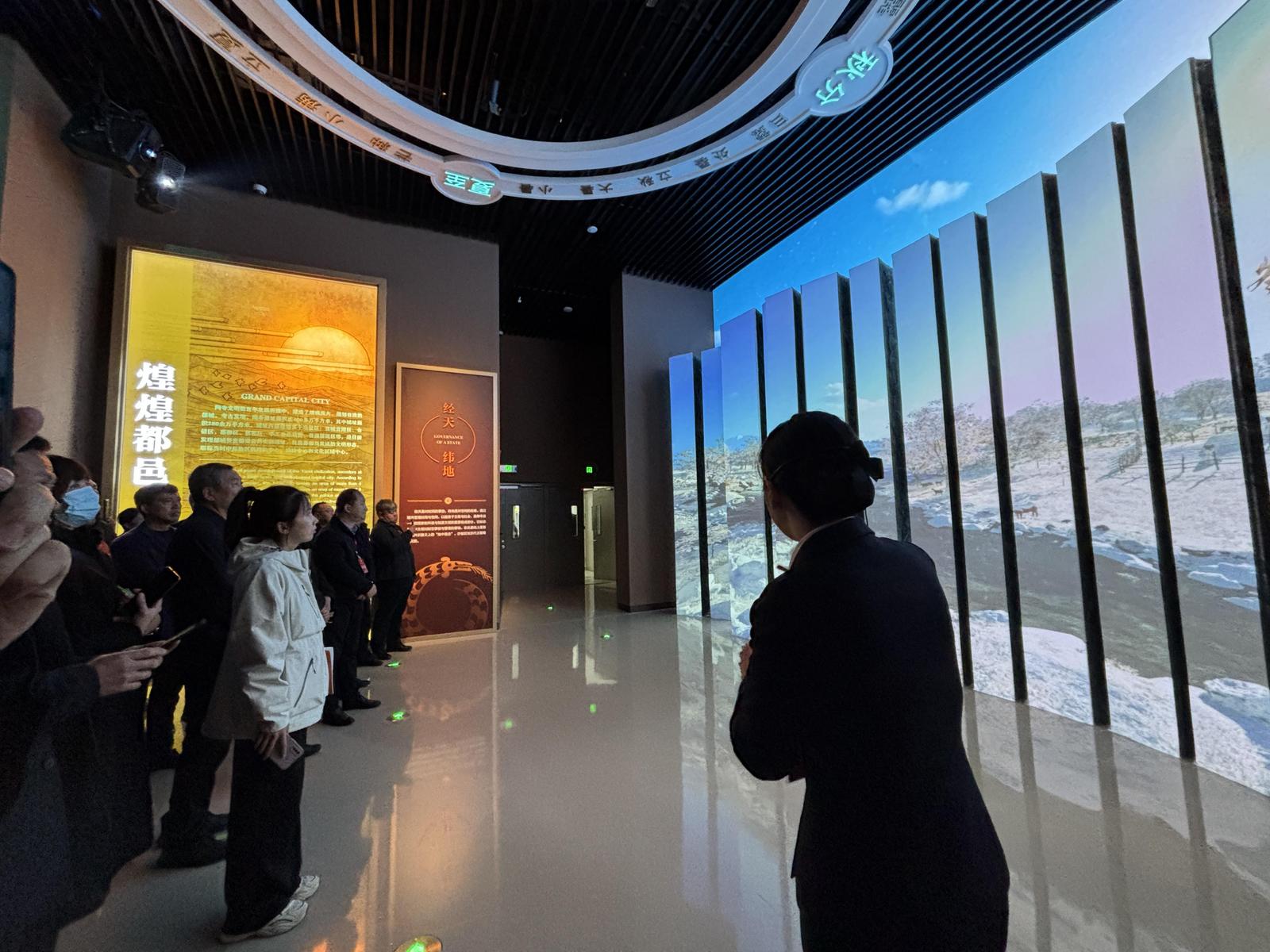 观众参观观象台遗迹复原互动装置 配图1