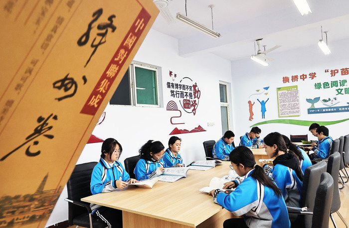 ▲“护苗”工作站里遨游“绿色”书海