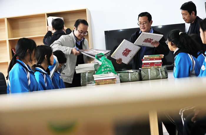 ▲码放“护苗”图书